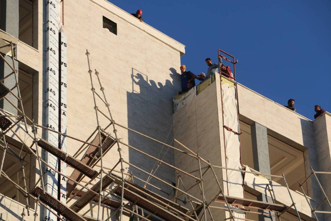 İnşaat iskelesi çöktü, işçiler iple hayata tutundu 3